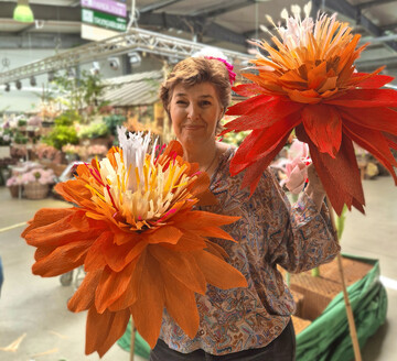 Marie-Luise Lebsanft arbeitet mit Floristen-Krepp oder Pergamin. 