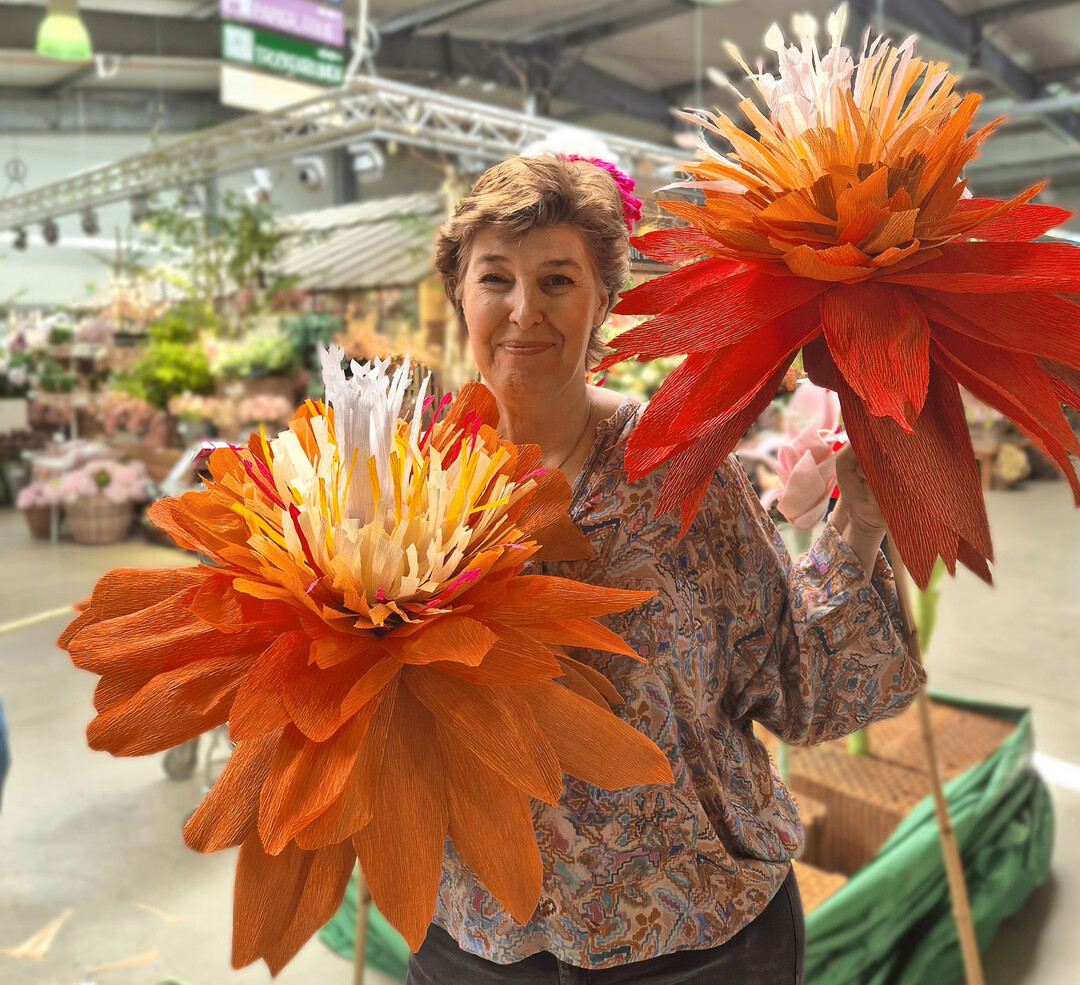 Marie-Luise Lebsanft findet, dass man mit Blten aus Papier Wow-Effekte schaffen kann, die auch von Weitem wirken.