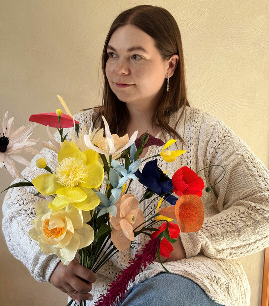 Kim Lbbehsen ist Floristin und fertigt unter dem Label papirblomma Einzelblten aus Papier mit einem Durchmesser von bis zu knapp 30 Zentimetern.