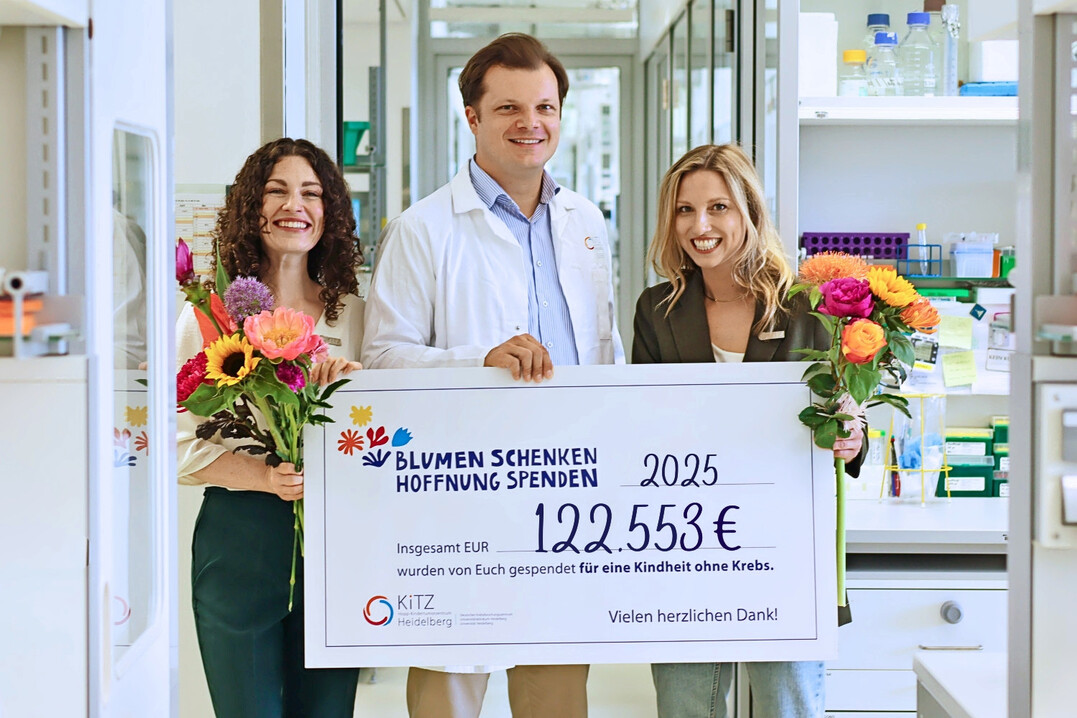 Freuen sich ber das Spendenergebnis zugunsten der Kinderkrebsforschung: (v.l.) Kampagnen-Koordinatorin Frederike Scheurer, Christian Seitz, Forschungsgruppenleiter und Experte fr Immuntherapie und Johanna Oberhollenzer, Koordinatorin von EU CAN KIDS.