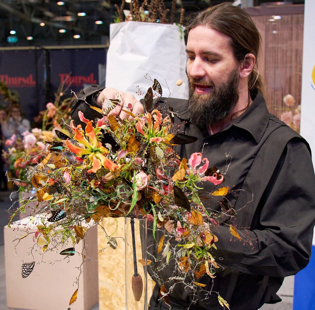 Für Deutschland geht Christopher Ernst an den Start. Der Deutsche Meister der Floristik 2022–2024 wurde vom Fachverband Deutscher Floristen (FDF) für die Teilnahme am World Cup Floral Art nominiert. Christopher liebt es, an Wettbewerben teilzunehmen. Wettbewerbe sind für ihn das ideale Mittel, um zu erfahren, wo man steht und sich weiterzuentwickeln. Zudem ist es eine gute Gelegenheit, andere Floristen kennenzulernen.
