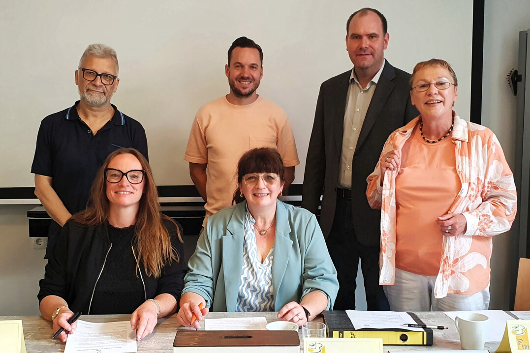 Feierliche Unterzeichnung der umfangreichen Kooperationsvereinbarung in Baunatal. Im Bild sitzend Kathrin Appel-Gllner (links) und Petra Spring. Stehend von links nach rechts Michael Rhein, Stefan Peuser, Christoph Rnnecke und Ulrike Linn.