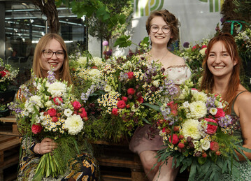 Der erste Platz ging an Mona Fiebich (Mitte), Blumen Pleuger GmbH in Freiburg, auf dem zweiten Platz folgt Jennifer Wehrbach (r.) von Stielsicher Floristik & Accessoires in Jagsthausen. Dritte wurde Waleria Schneider (l.) vom Blumenhaus Mayer in Friedrichshafen.