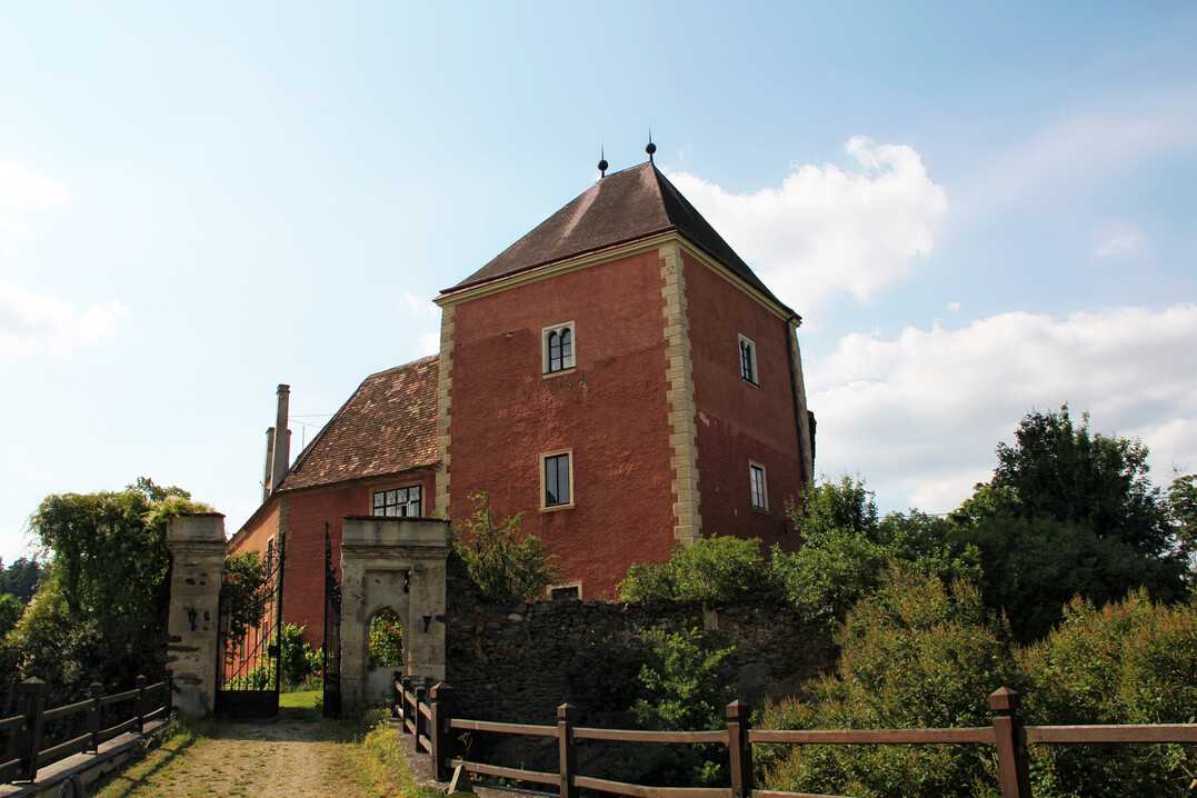 Schloss Therasburg ist seit 1674 bis heute im Besitz der Familie Attems-Gilleis. Es liegt umrahmt von Terrassen, einem Obstgarten und Wald. Die Zufahrt erfolgt ber eine Kastanienallee.