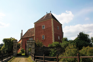 Schloss Therasburg ist seit 1674 bis heute im Besitz der Familie Attems-Gilleis. Es liegt umrahmt von Terrassen, einem Obstgarten und Wald. Die Zufahrt erfolgt ber eine Kastanienallee.