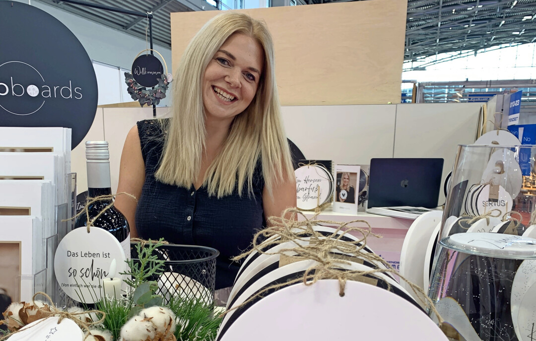 Dekoboards, Nisterberg: Der Newcomer-Bereich in Halle B6 war fr Eileen Scholl das ideale Umfeld fr ihren ersten Messeauftritt mit den charmanten Statements auf runden, wetterfesten Boards. 
<a href="https://www.dekoboards.de"  target="_blank" >www.dekoboards.de</a>