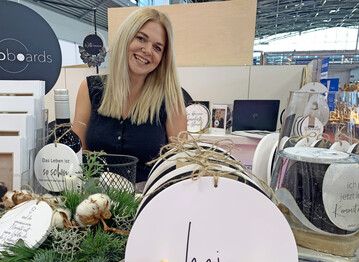 Dekoboards, Nisterberg: Der Newcomer-Bereich in Halle B6 war fr Eileen Scholl das ideale Umfeld fr ihren ersten Messeauftritt mit den charmanten Statements auf runden, wetterfesten Boards. 
<a href="https://www.dekoboards.de" target="_blank" >www.dekoboards.de</a>