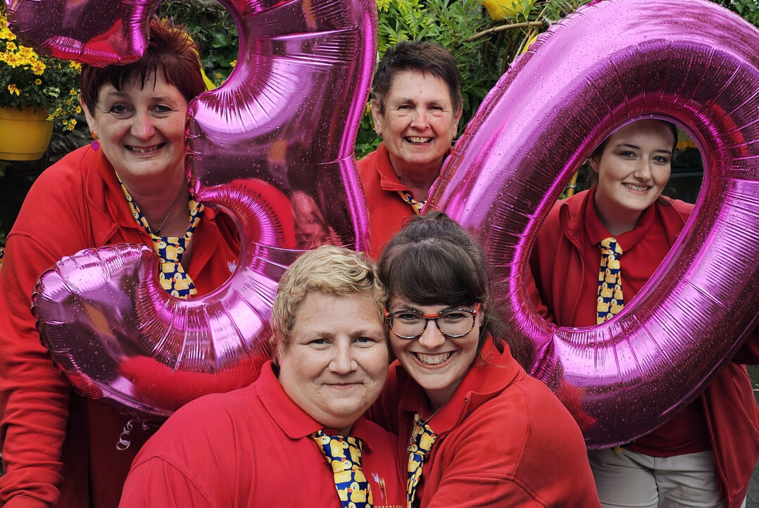 Das Pustenlume-Team feiert Geburtstag (von links hinten): Nicole Standfest-Schneider, Marianne Standfest, Emily Shnipa, Melanie Schulz (vorne links) und Anna Schneider (v.r.)