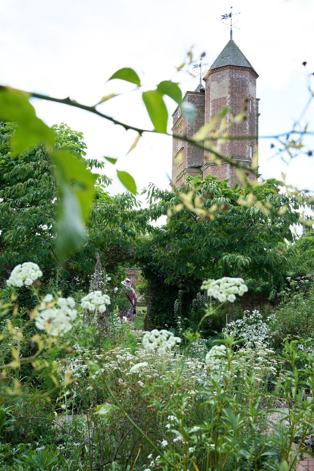 Der bekannte weie Garten von Sissinghurst mit den romantischen Trmen im Hintergrund