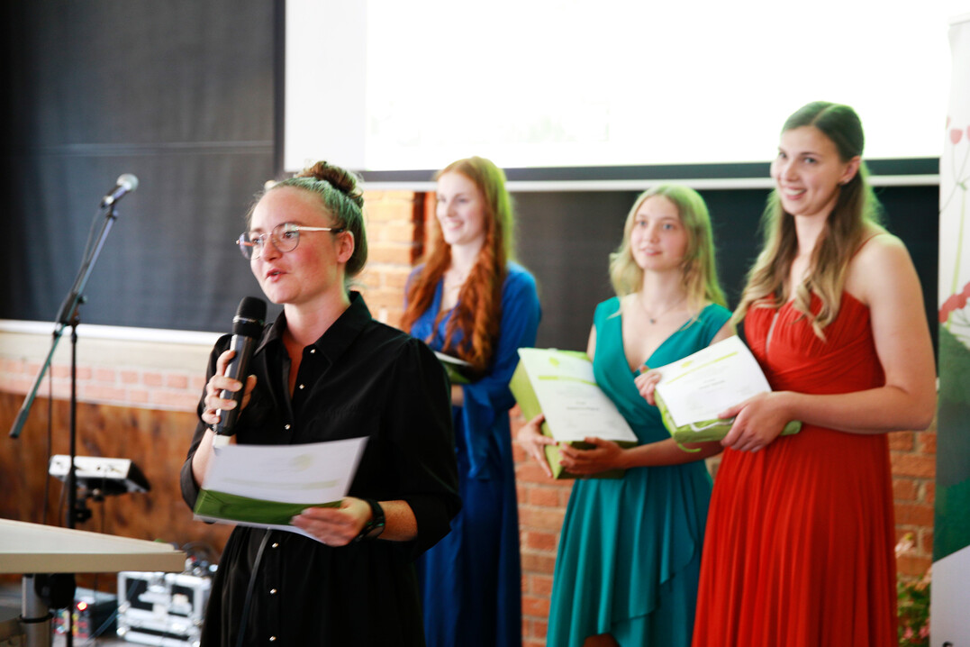  Fachpraxislehrerin Sarah Hasenhndl berreichte bei der Lossprechung die Meisterbriefe. 
