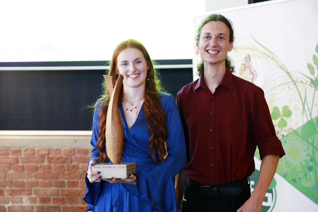 Bei der Lossprechung berreichte der Jahrgangsbeste aus dem vorangegangen Jahrgang Anian Friedrich der diesjhrigen Klassenbesten Melanie Seeger den Wanderpokal. 