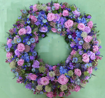 Groer Blumenkranz bei der Abschlussprfung zum Floral Stylist 2023.