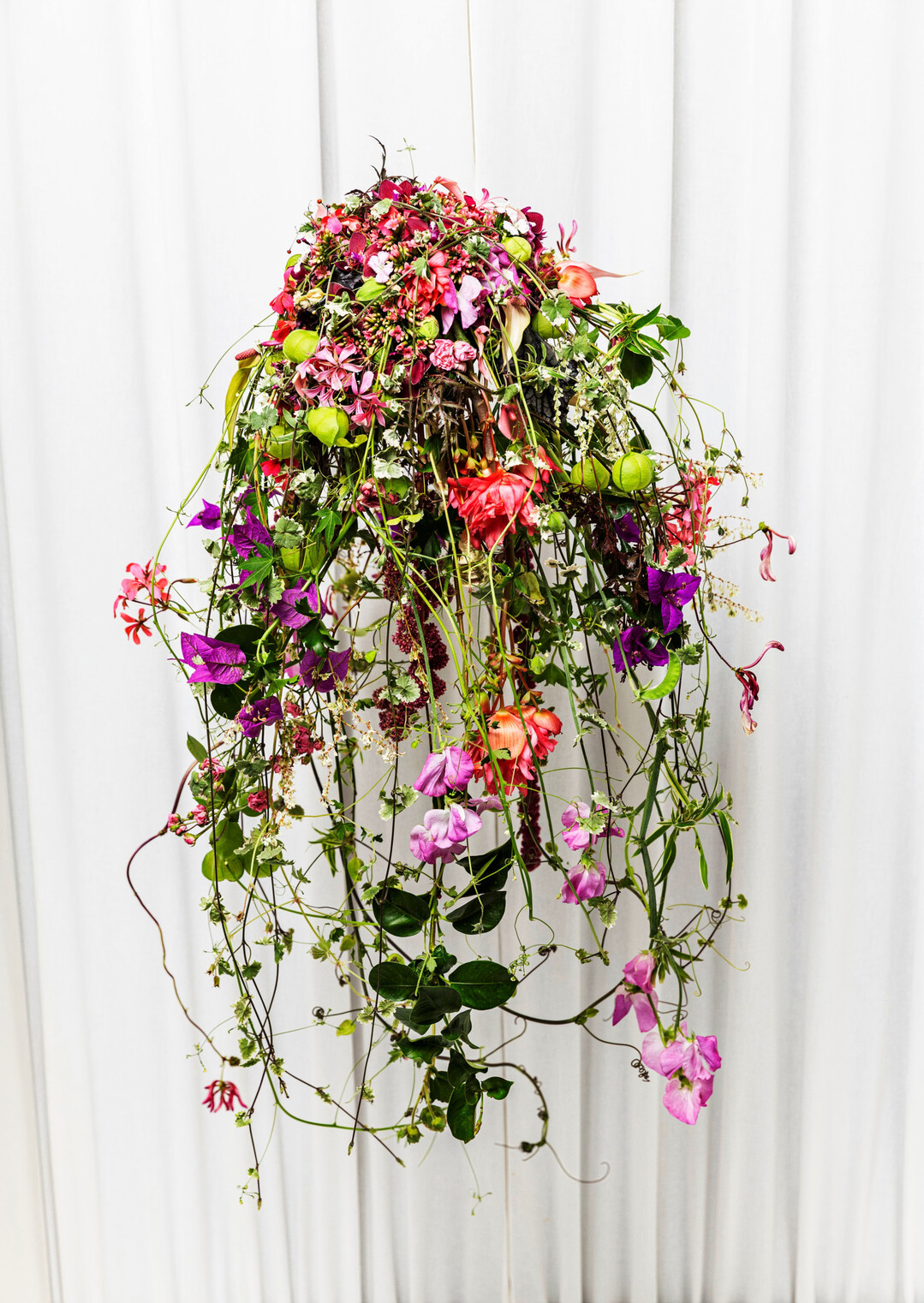 Der Moment, in dem Zeit und Raum stillzustehen scheinen: 
<b>Nicole Westermaier</b>
 steckte einen klassischen Wasserfall mit der F�lle des Sommers. Den Stiel vergoldete sie in einem Champagnerton.