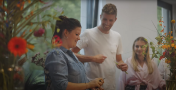 Gelste Stimmung beim Workshop: Im Film zur Werkgrube  einem zustzlichen angemieteten Raum zwei Huser weiter, der fr Workshops und als Arbeitsraum genutzt wird  geht es auch um die lockere Atmosphre, die das Blh auf! Team im Umgang mit der Kundschaft pflegt. 