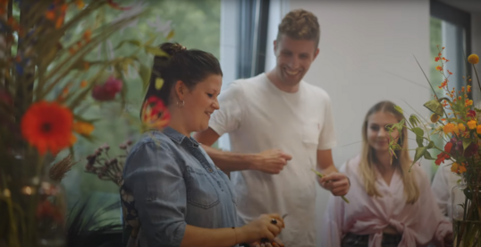 Gelste Stimmung beim Workshop: Im Film zur Werkgrube  einem zustzlichen angemieteten Raum zwei Huser weiter, der fr Workshops und als Arbeitsraum genutzt wird  geht es auch um die lockere Atmosphre, die das Blh auf! Team im Umgang mit der Kundschaft pflegt.    