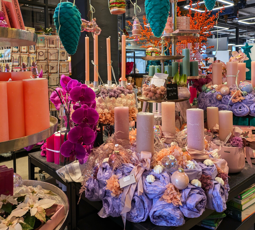 Candy-Colours: Dieses Eyecatcher-Thema richteten die Gestalterinnen bewusst in Richtung des im selben Gebude befindlichen Edekas aus, um die Menschen vom Wocheneinkauf in die Stilfabrik zu locken.