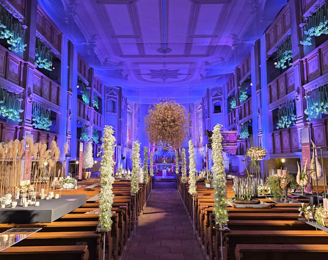 Unter dem Thema „Anfang und Ende“ lud das Team der Floralen Manufaktur Schröter in Cunewalde im vergangenen Jahr zu einer floralen Ausstellung im Advent in die Dorfkirche des kleinen Ortes in Ostsachsen. Neben der Floristik war es die aufwendige Lichtinszenierung, die in dem sakralen Gebäude eine ganz besondere Stimmung erzeugte.