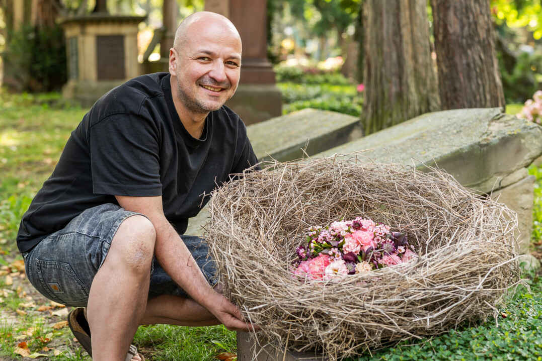 Fr den dritten Teil unserer Serie gestaltete Josef Dirr florale Werkstcke zum Gedenken und Abschiednehmen.