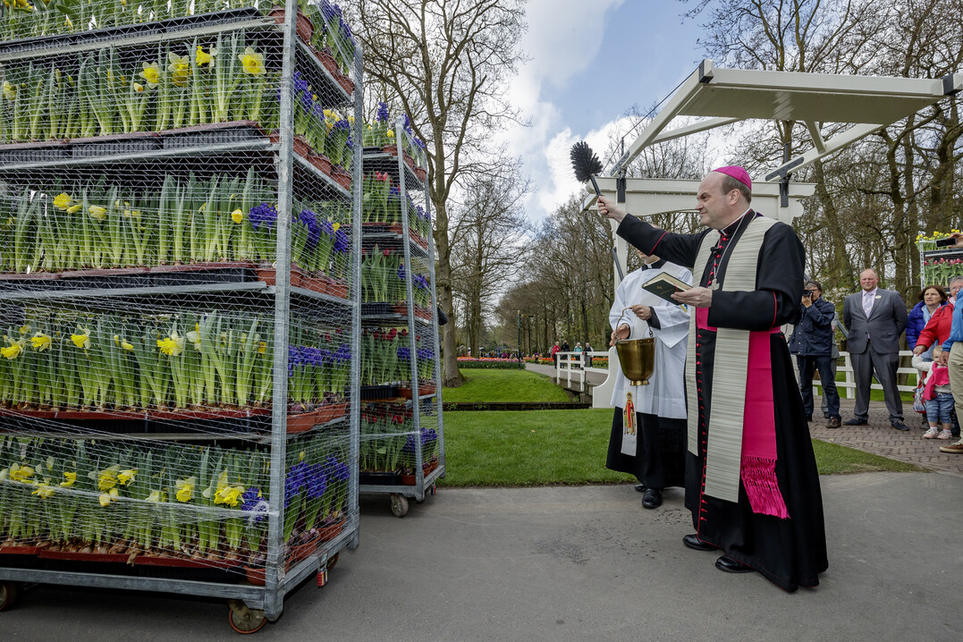 Seine Exzellenz Herr Van der Hende, Bischof von Rotterdam, segnete vor der Abreise den Blumentransport 