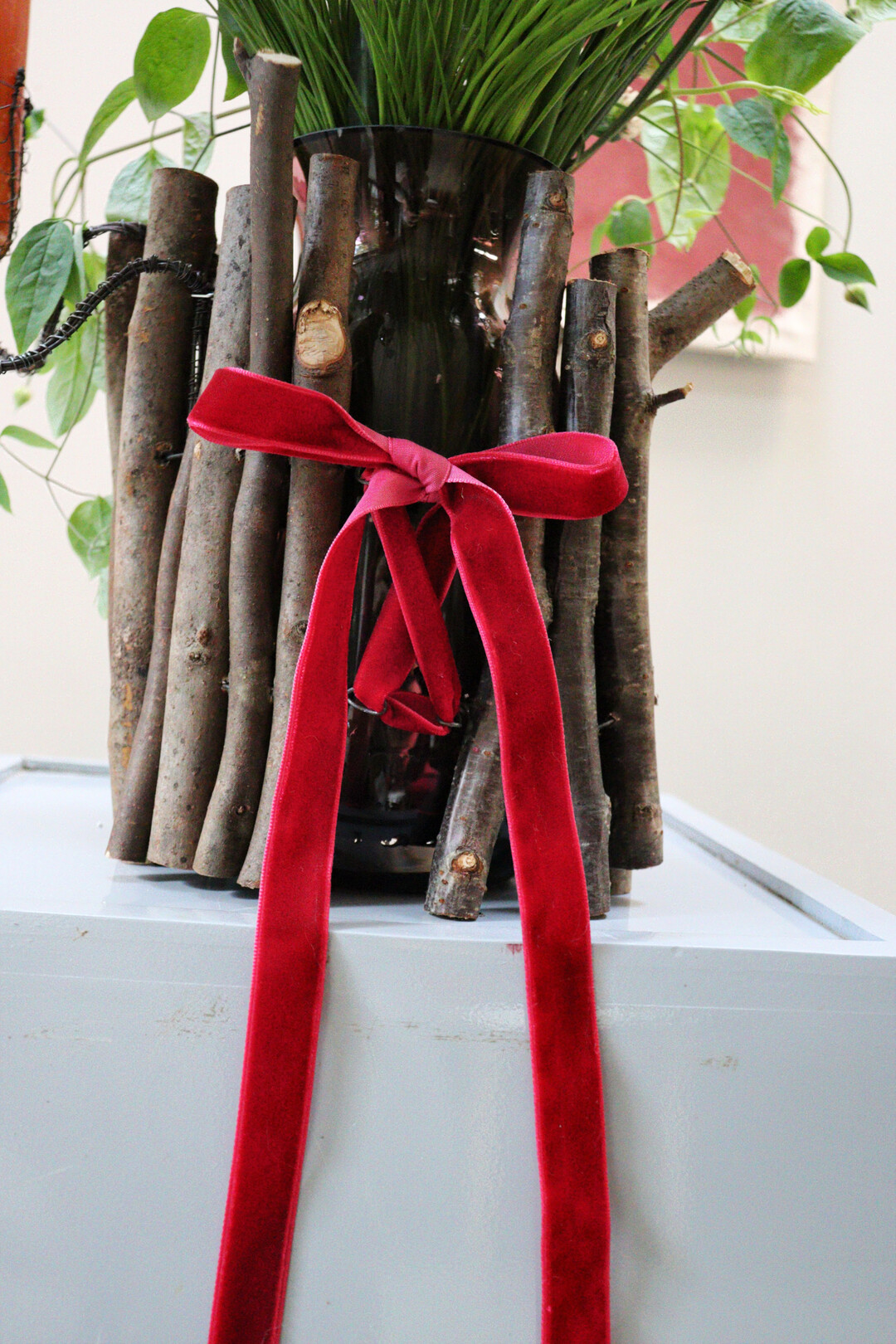 Die sen mit Samtband verbunden, ergeben eine festliche, weihnachtliche Stimmung. Da die Vase im Inneren herausgenommen werden kann (einfach die Hlle abheben), ist dieses Grundkonzept auch fr Laien einfach wieder zu befllen. Die Hlle ist schwer und kompakt, gibt damit der inneren Vase Standfestigkeit. Eine weite Vasenffnung ist zu empfehlen.