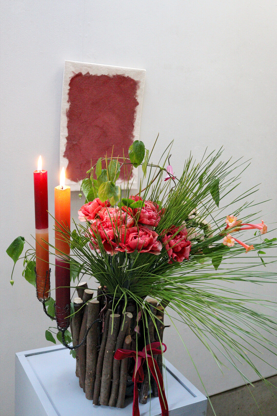 Man kann sogar einfach einen Strau in die Vase setzen, die Hlle addiert ein groes Volumen dazu: Nelken, daiyosho matsu = 
<i>Pinus palustris</i>
, 
<i>Clematis</i>
 und 
<i>Cyrtanthus</i>
. 