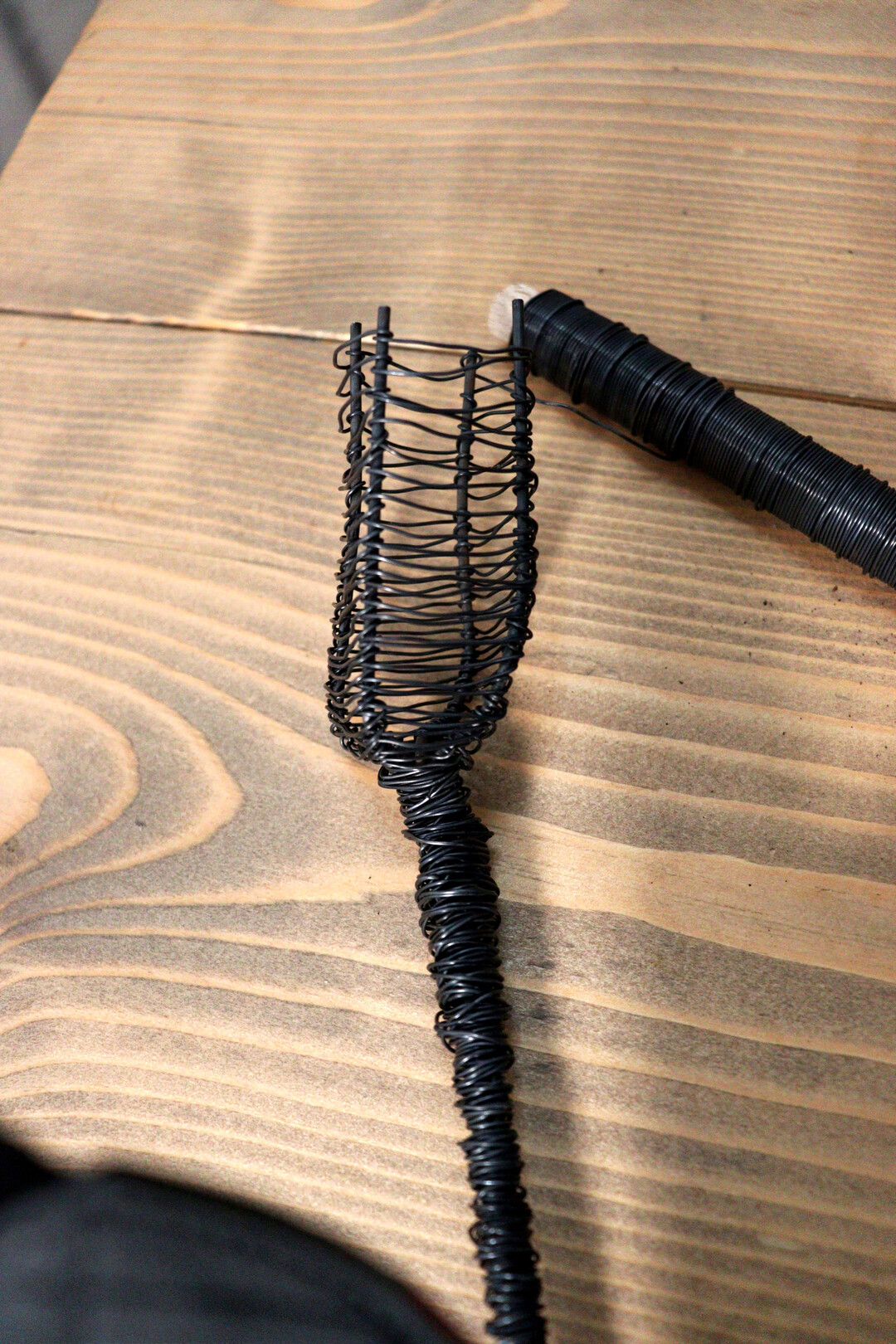 Kerzenhalter: mit dem Wickeldraht hoch genug wickeln, damit die Kerzen nicht wackeln. An den Enden kleine Kgelchen aus Draht wickeln, um die spitzen Enden zu kaschieren. 