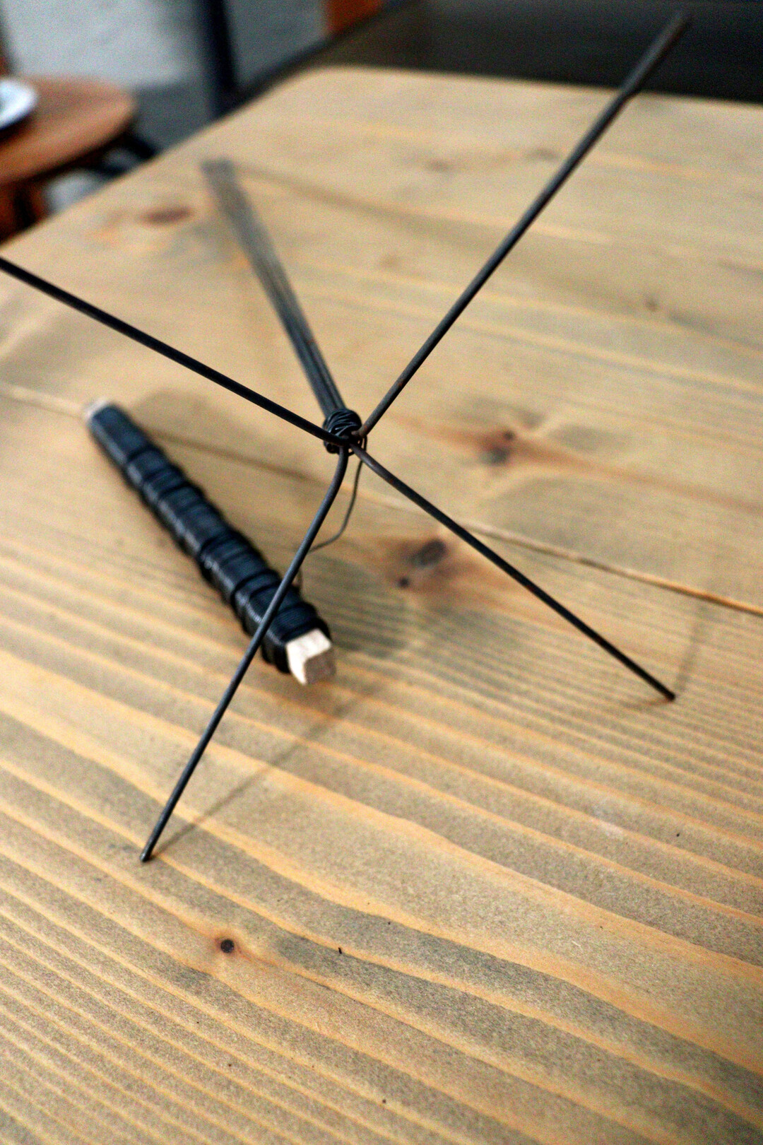 Vier Steckdrhte in geeigneter Strke werden mit Wickeldraht ummantelt. Das letzte Viertel sternfrmig auseinanderbiegen.