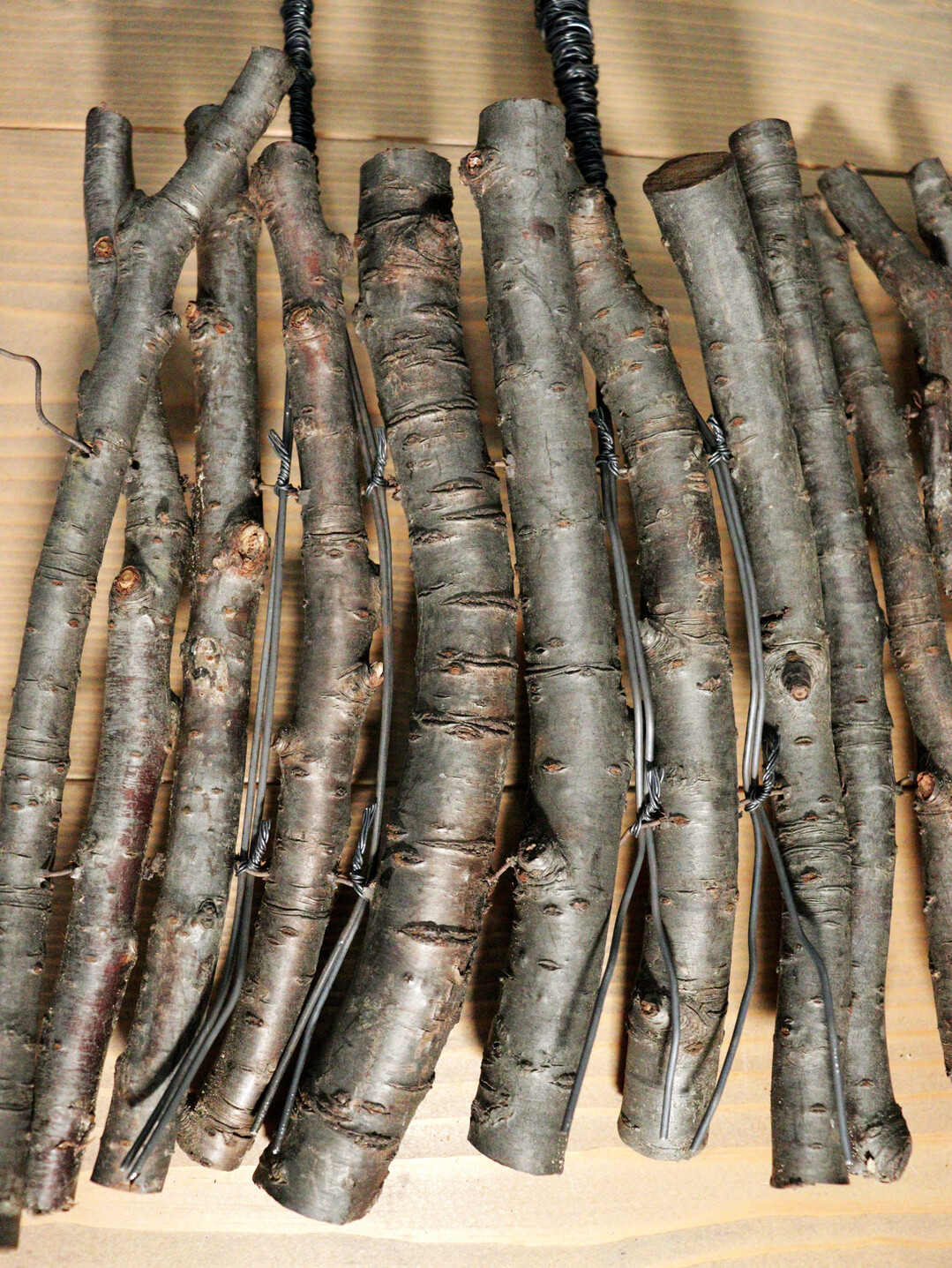 Wichtig ist, zwei stabile Drahtbeine an den Kerzenhaltern zu haben, die dann in die Hllen eingeschoben werden.