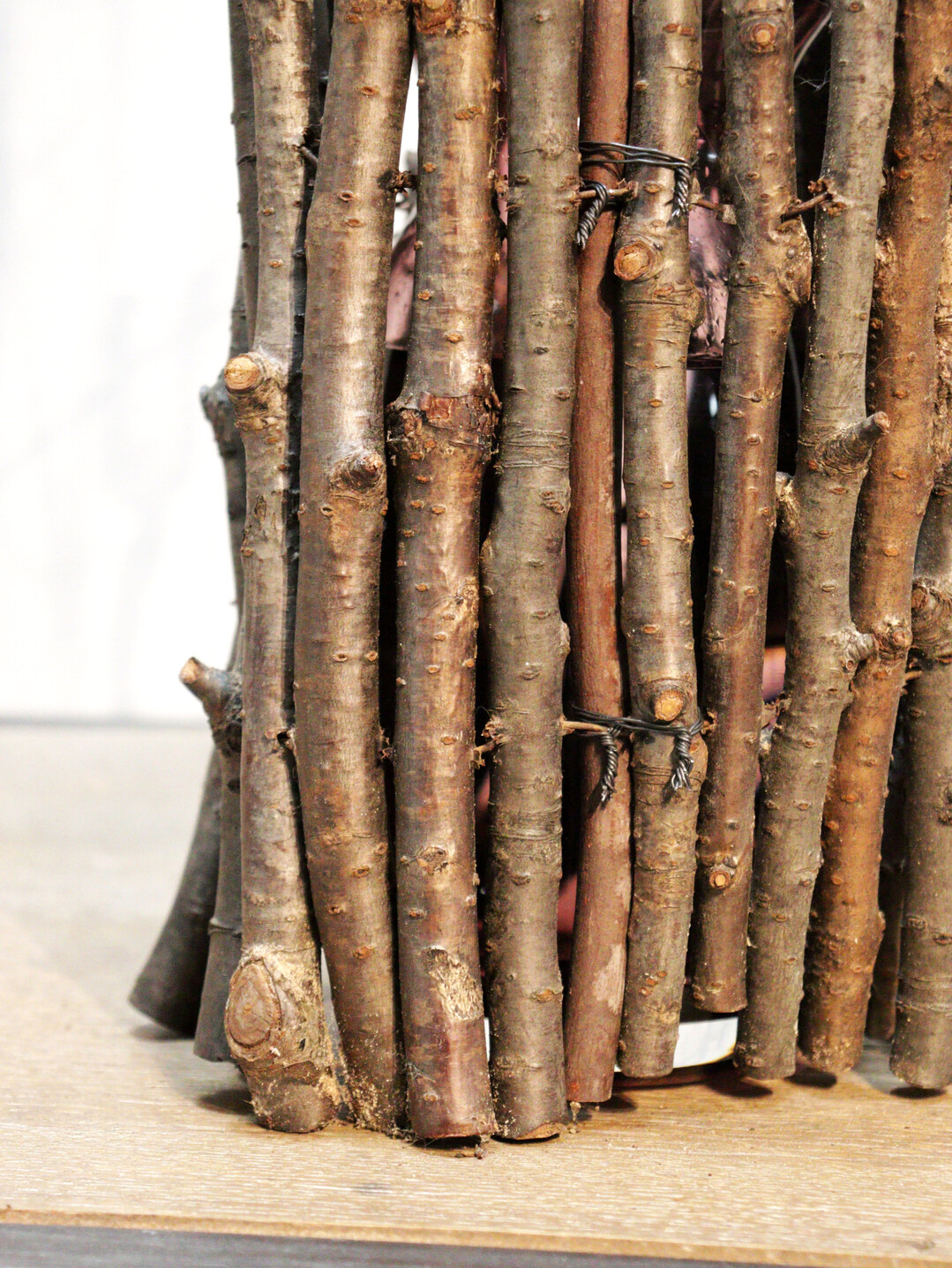 Die eingeschobenen Beine werden mit schwarzem Wickeldraht gut an den sten verknotet.