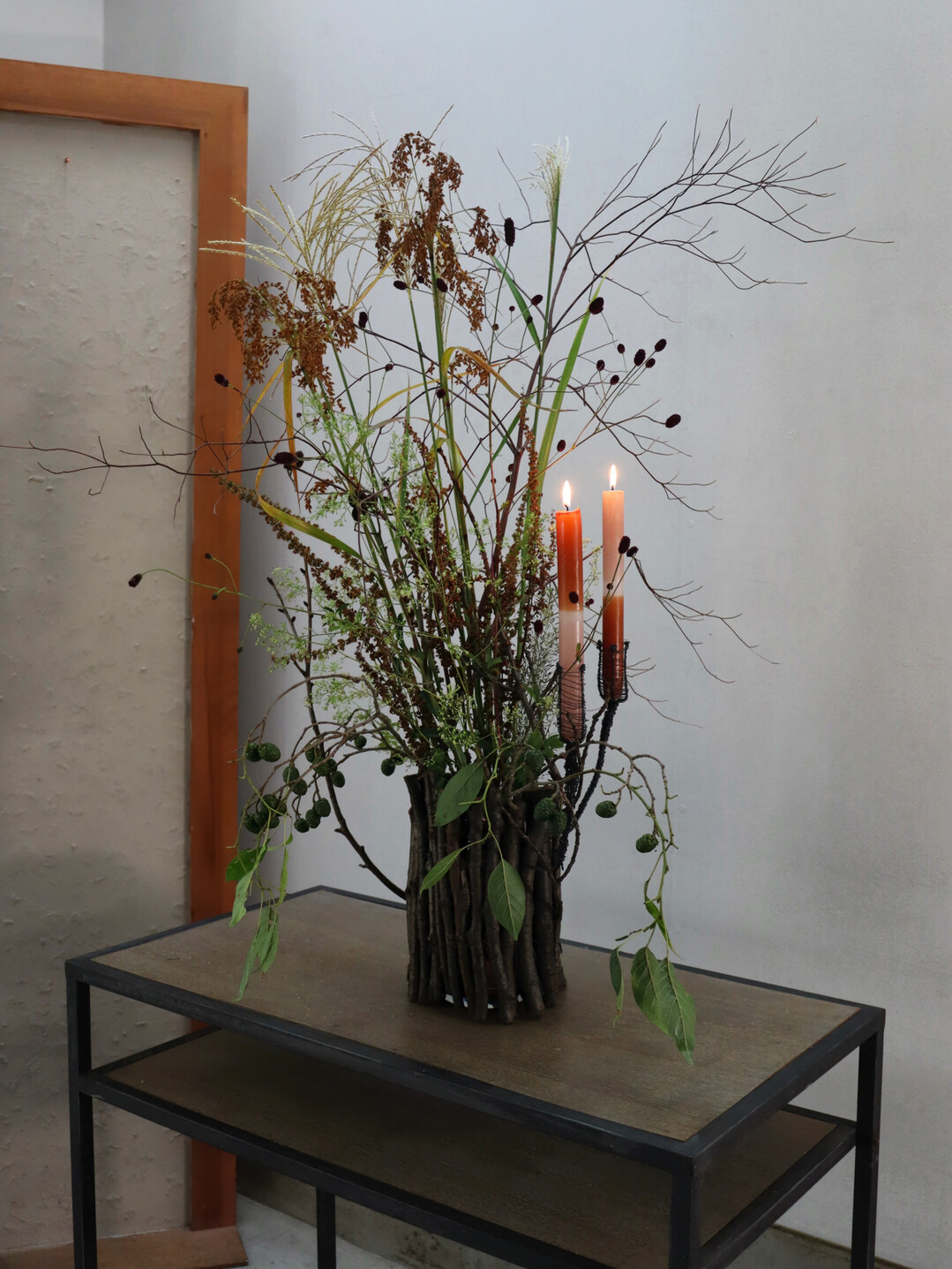 Jahreszeitenunabhngig: Auch zur sptsommerlichen Zweighlle mit 
<i>Suzuki</i>
-Grsern, 
<i>Sanguisorba</i>
, 
<i>Alnus </i>
und 
Sauerampfer passen Kerzen. Zudem ist durch den technisch geschaffenen Sicherheitsabstand auch der Einsatz von Trockenblumen denkbar. 
