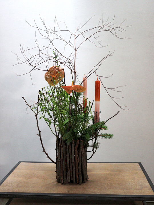 Japanisch schlicht: Anthurien, Fichte und himehigodai = 
<i>Saussurea pulchella </i>
oder auch Schneelotus. 