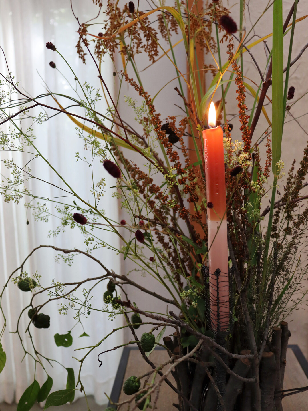 Jede Fllung bringt eine neue Atmosphre, jede addierte Kerzenfarbe eine andere Stimmung. Das Thema hat eine groe gestalterische Bandbreite. Und manchmal stelle ich mir vor, wie wohl eine Galerie mit den verschiedensten floralen Mnteln, Hllen und Capes aussehen knnte.