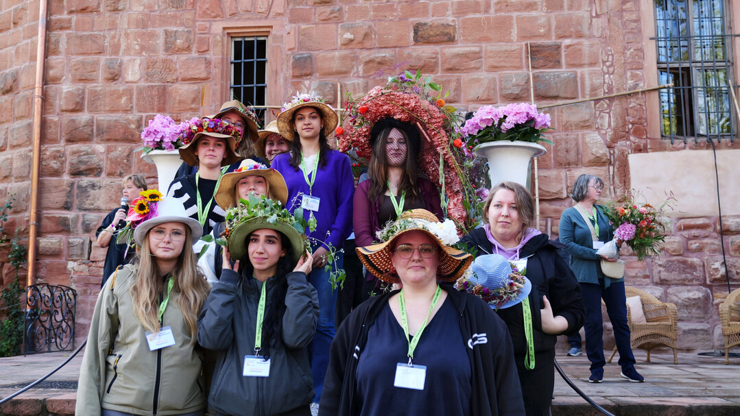 Die Teilnehmerinnen mit ihren floralen Hten