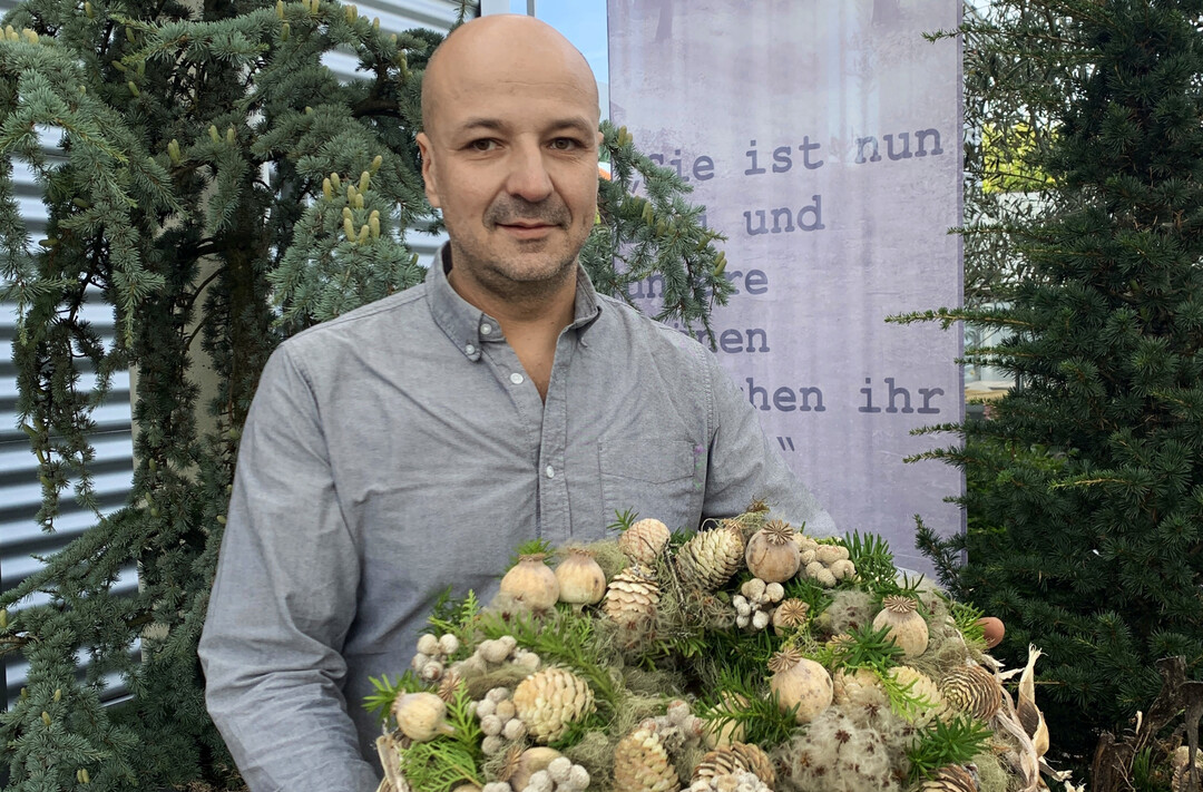 Josef Dirr zeigte unter dem Thema „Stille Tage“ Ideen für die Gedenktagsfloristik.