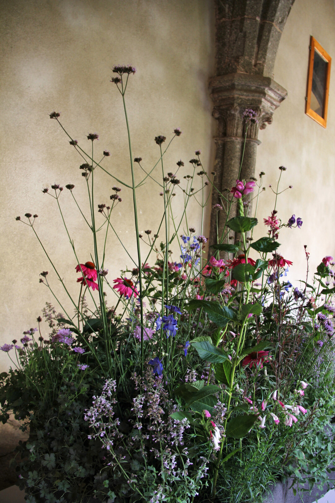 Die verschiedenen Farbtne korrespondierten mit der Farbe der Keramik. 