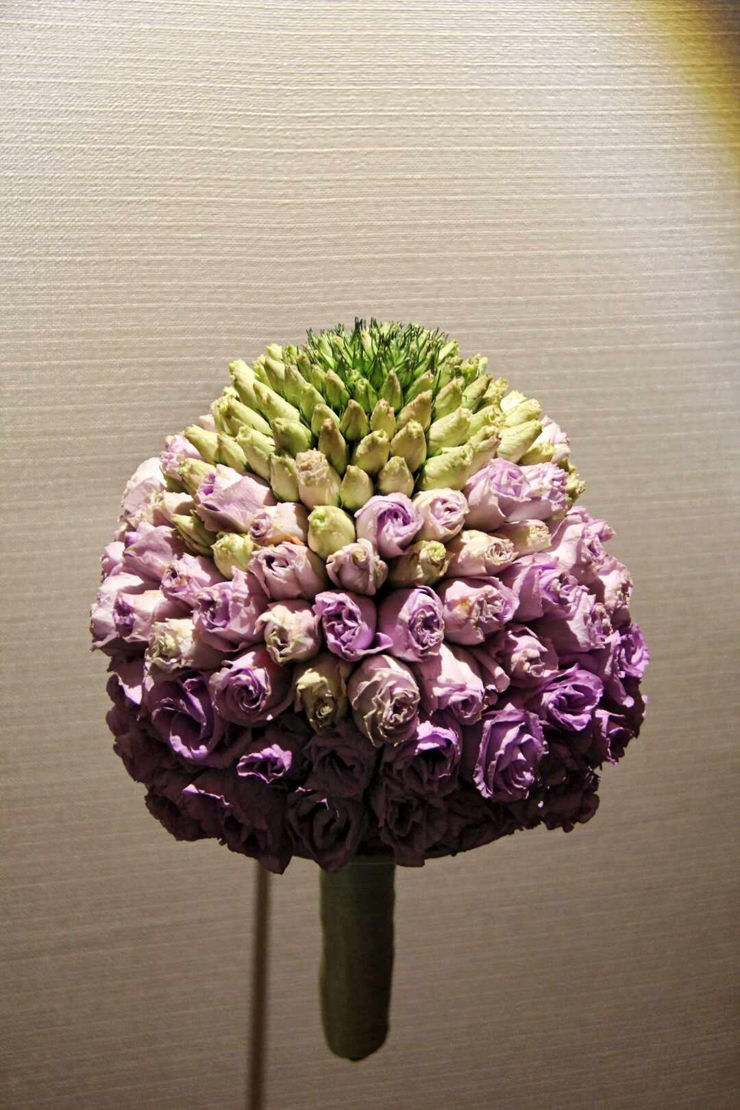 <b>Barbara Schildendorfer</b>
 gestaltete einen englischen Brautstrau aus 
<i>Lisianthus</i>
-Blten. Jede einzelne Knospe und Blte wurde gedrahtet und dann auf eine Mittelrippe getapt. Dies ist eine eigene Technik, die nur beim englischen Brautstrau angewendet wird. Alle pflanzlichen Materialien mssen dazu sehr gut vorgewssert sein. Den kleinen Bltenknospen folgen grere, farbigere. So entstand eine mrchenhafte Kuppel, die durch eine seidige, zarte Textur verzauberte. 