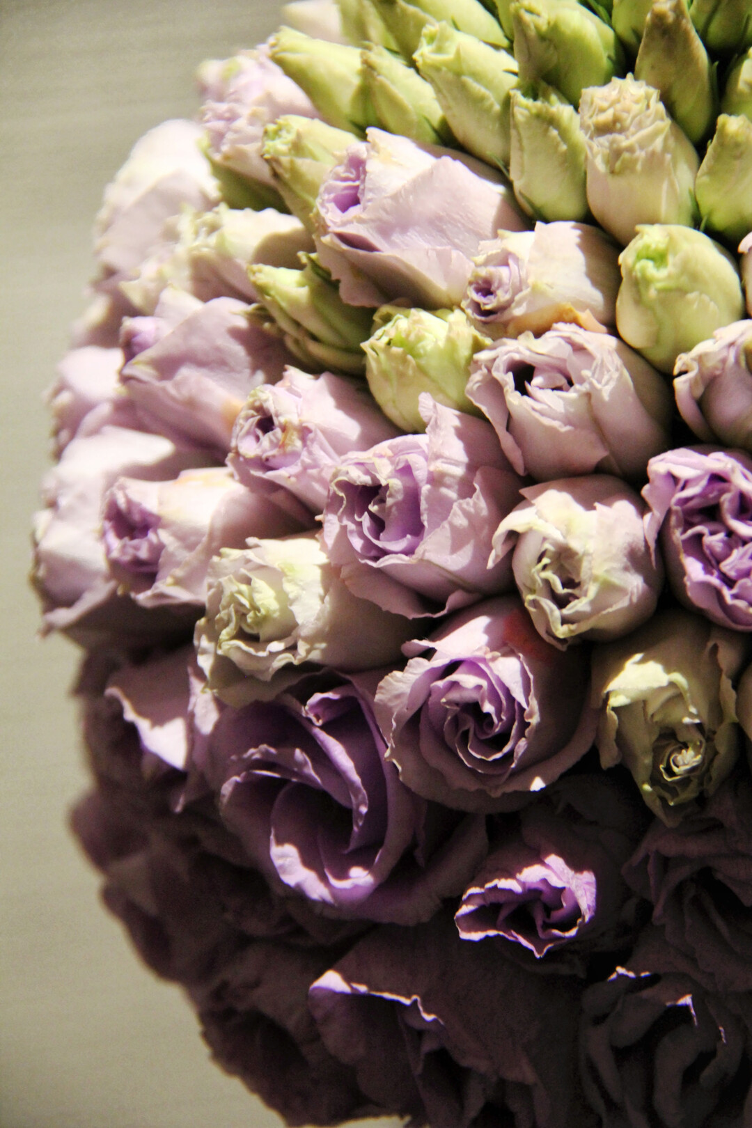 Blten im Vergleich mit Laubblttern verdunsten aufgrund fehlender Spaltffnungen nur wenig Wasser. Ein gelegentliches bersprhen des Brautschmucks gewhrleistet auch bei warmem Wetter und einem schattigen Aufbewahrungsort eine mehrtgige Haltbarkeit.