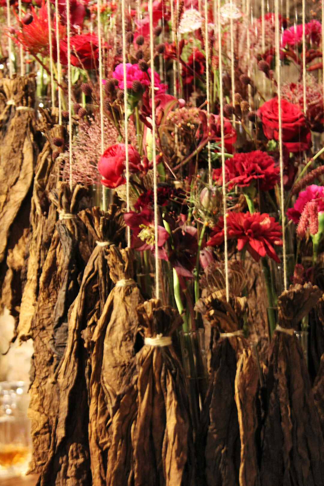 Im Begleittext findet sich: Dunkle und getrbte Tne von Rot und Rotviolett dominieren den Anfang der Komposition. Die Farben reprsentieren Trauer, Schmerz und das Gefhl der Ausweglosigkeit, die viele Menschen in dieser Zeit erlebten. Der bergang zu Rot-Orange-Farben markiert einen Wendepunkt  ein Zeichen der Hoffnung. Dieser Teil steht fr die Leidenschaft, Energie und die Kraft des Wandels. Der Duft der getrockneten Tabakbltter gab der Arbeit eine besondere, fast spirituelle Note.