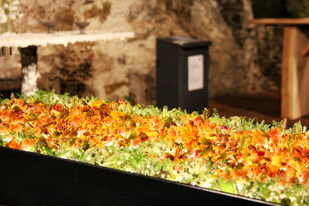 Der Tintenfleck in der Themenarbeit von 
<b>Delphine Engstfeld</b>
 war ausnahmslos in Tintenfsser gestellt, die von einem beleuchteten Tisch umfasst waren. 