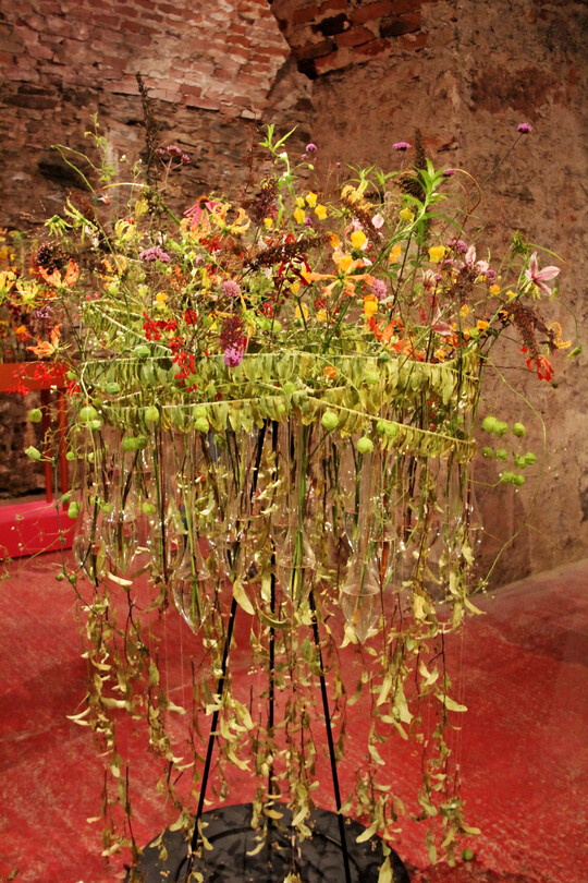 Zarte schwebende Geffllung in hngenden Glasgefen von 
<b>Nicole Lackner</b>