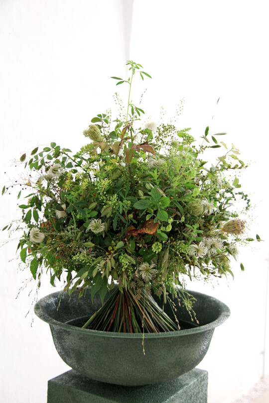 Alle Floralien waren im Strau von 
<b>Ladina Vondrasek</b>
 ausschlielich gesammelt. Der Strau selbst ist sehr strukturiert. Wenn die Farben eng aufgefasst werden, fallen die Texturen im Werkstck strker auf.