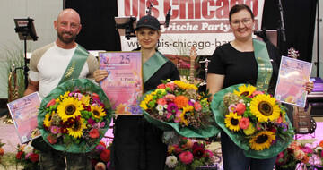 Den 1. Platz des Floristikwettbewerbs erreichte Naira Manukyan (Mitte), den 2. Platz Rocco Wustmann (links) und den 3. Platz Laura Harraer (rechts).
