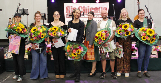 Marktleiterin Veronika Grebl-Drexler (4.v.r.) durfte sich ber sieben Floristinnen und Floristen freuen, die am Wettbewerb teilgenommen haben. 