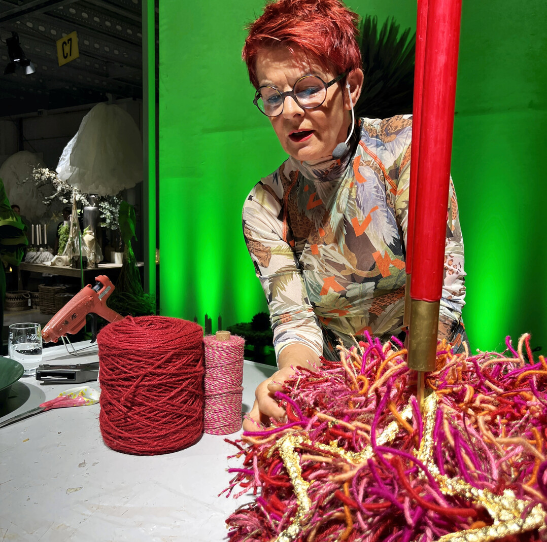 Das Teil wird Euch richtig viel Spa machen, erklrt Annette Kamping. Sie zeigte auf der Bhne genau, wie sie diesen Kranz aus verschiedenen Schnren gefertigt hat.