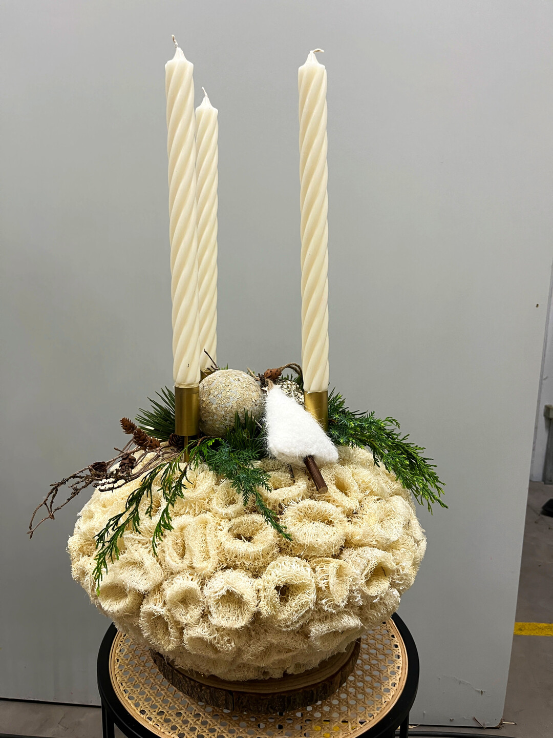 Kranz aus Lufaschwamm: Fr die Unterlage hat Annette Kamping mehrere Strohrmer zusammengebunden.