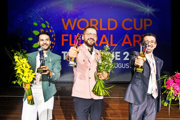 Tomasz Max Kuczynski aus Polen wurde in Den Haag zum Weltmeister der Floristik gekrönt. Eine großartige Anerkennung für eine beeindruckende Karriere als Florist und Lehrer. Silber ging an Gábor Nagy (l.) aus Ungarn, Bronze an Frédéric Dupré (r.) aus Frankreich.