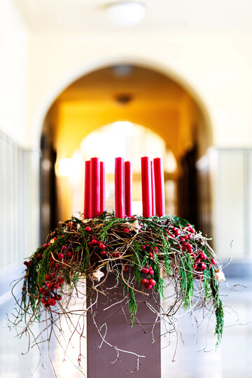 Flieende Zweige: Als Unterlage fr den Kranz wurden Lcher fr krzere Splittstbe in die runde Holzplatte gebohrt. Diese wurden mit ein wenig Leim fixiert. Fr die Kerzen wurden im richtigen Ma weiter Lcher gebohrt, um ebenfalls Splittstbe zu verleimen. Auf diese Stbe wurden spter die ebenfalls angebohrten Sicherheitskerzen gesteckt. Dabei ist auf die Lochgre zu achten. Der Stab sollte fest sitzen, daher werden die Lcher minimal kleiner oder genau so dick wie der Stab gebohrt. 