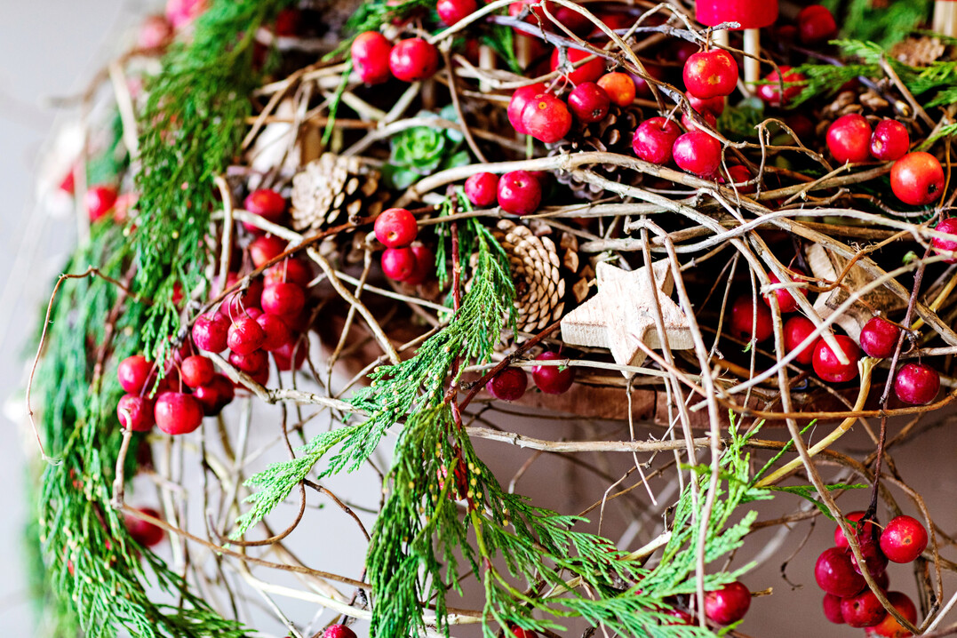 Die Ranken wurden einzeln angebracht. Um Dreidimensionalitt herzustellen, wurden sie an verschiedenen Punkten in verschiedenen Winkeln an die Splittstbe und sich selbst gebunden. Gleich zu Beginn wurden auch die Zierapfel-Zweige eingebunden. Diese sorgen fr mehr Stabilitt. Als Bindematerial wurde lediglich eine Juteschnur verwendet. So ist das Gerst einfach im Kompost zu entsorgen, die Holzplatte wiederverwendbar und die Aussage des Werkstcks so natrlich wie nur mglich. 