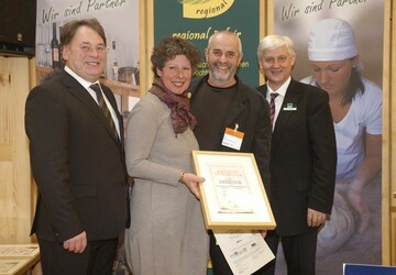 v.l.: Landwirtschaftsminister Helmut Brunner, die Betriebsleiter Sabine Friesch und Rainer Engler sowie der Vorsitzende der Landesvereinigung fr den kologischen Landbau in Bayern, Josef Wetzstein.
