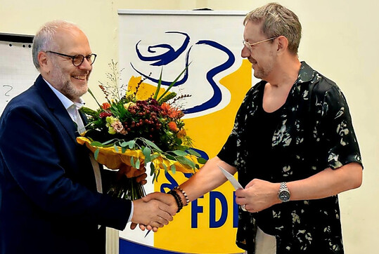 Kreativ-Direktor Manfred Hoffmann (r.), der ber zwei Jahrzehnte die kreativen Projekte fr den FDF leitete, wurde im Rahmen der Mitgliederversammlung von FDF-Prsident Klaus Gtz mit herzlichen Worten verabschiedet. Als Floristmeister und kreativer Kopf war er ber viele Jahre der Experte fr blumige Trends und Designs beim FDF, seine Nachfolge tritt die Event-Floristin Elisabeth Schoenemann aus Hamburg an.